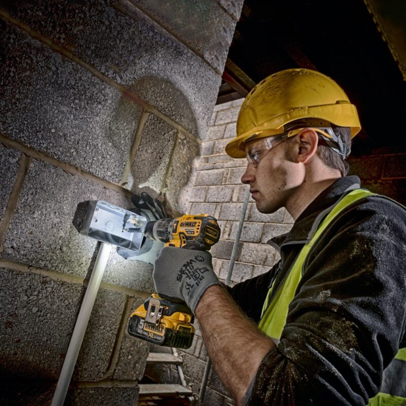 Masina de insurubat si gaurit cu percutie DeWalt DCD796P2-QW, 2 x acumulator XR Li-Ion  5.0 Ah 18 V, cutie pentru transport - Masini de gaurit si insurubat cu acumulator - Simple Tools
