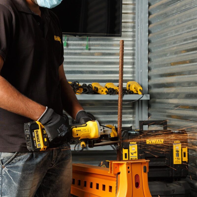 Polizor unghiular DeWalt, DCG405N, 125 mm,  XR Li-Ion 18 V 5.0 Ah si XR Flexvolt (acumulatorul nu este inclus), motor fara perii - Polizoare unghiulare si de banc - Simple Tools